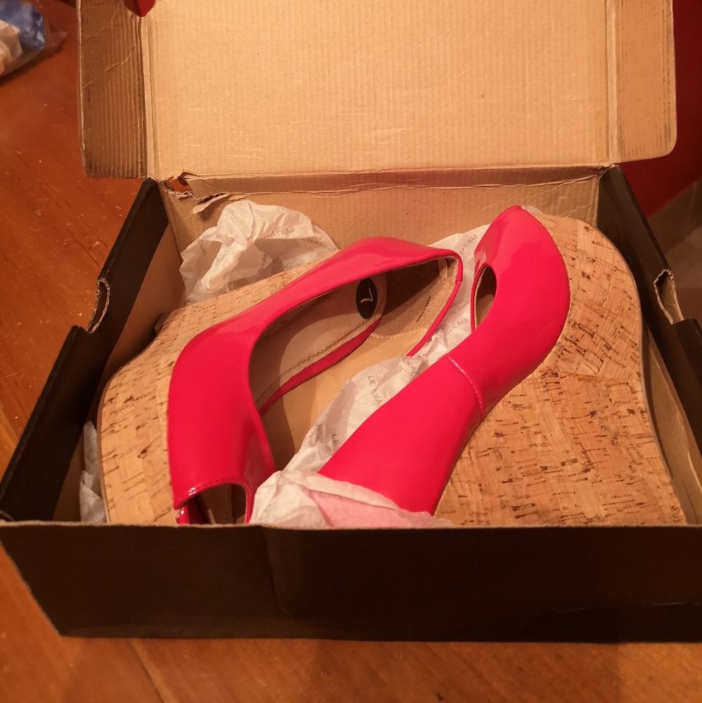 NEW ☀️☀️ Red Wedge Shoes - Picture 4 of 6